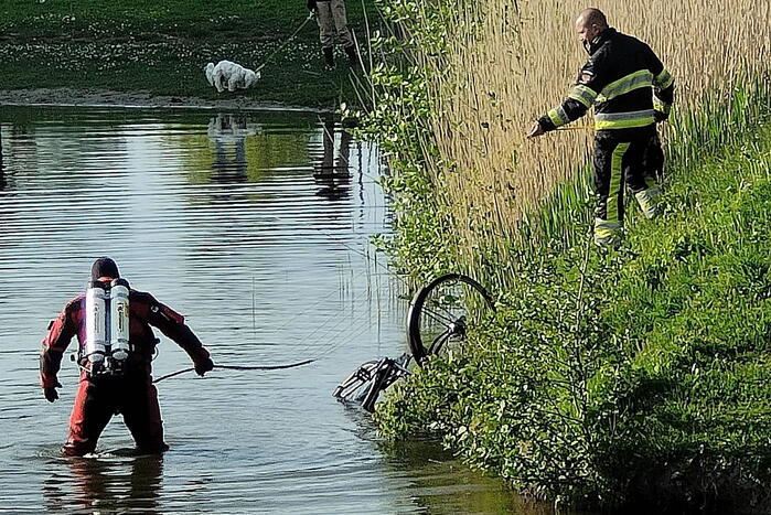 Zoekactie na aantreffen fiets in water