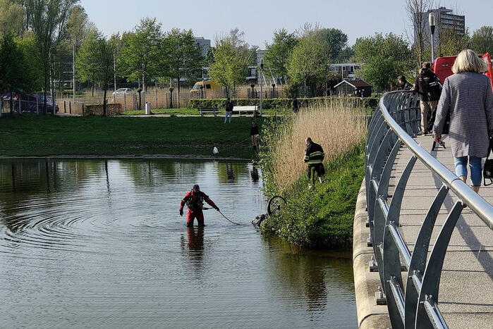 Zoekactie na aantreffen fiets in water
