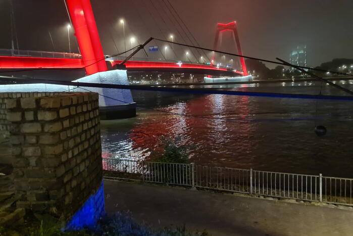 Persoon naar ziekenhuis na val in Nieuwe Maas