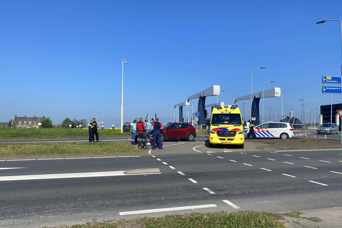 Fietser ziet auto over het hoofd en raakt gewond