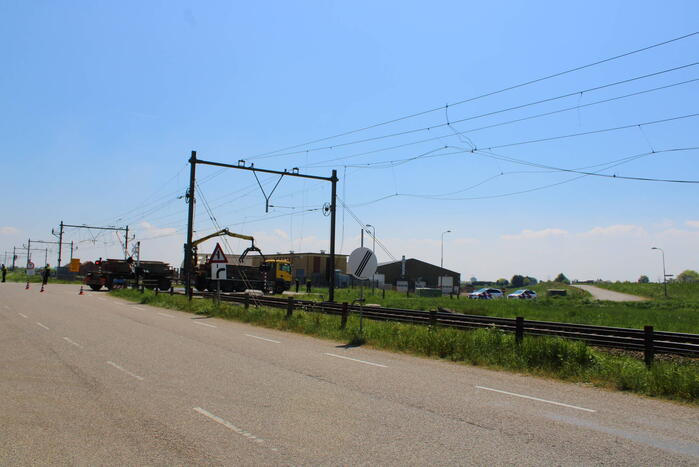 Vrachtwagen trekt bovenleiding kapot