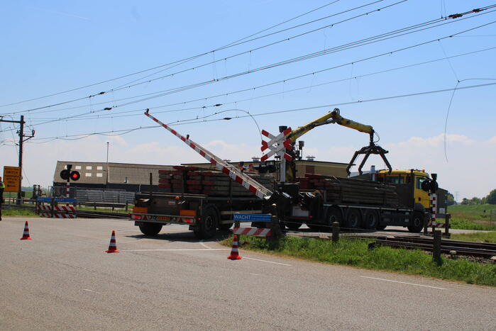 Vrachtwagen trekt bovenleiding kapot
