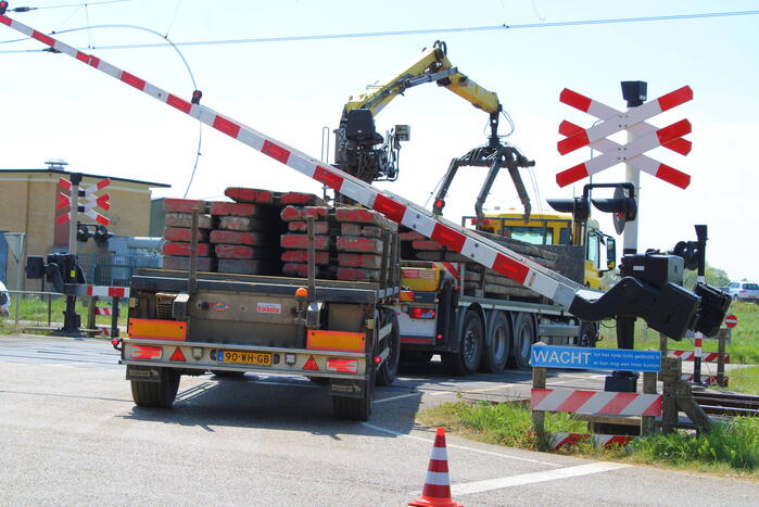Vrachtwagen trekt bovenleiding kapot