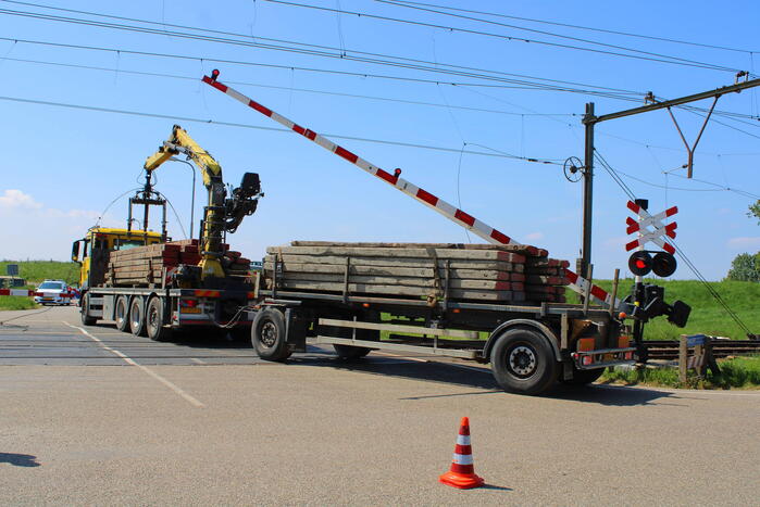 Vrachtwagen trekt bovenleiding kapot