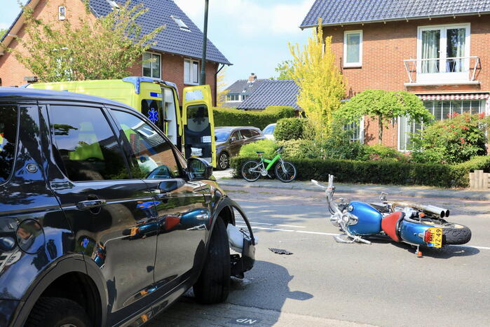 Motorrijder gewond bij botsing met auto