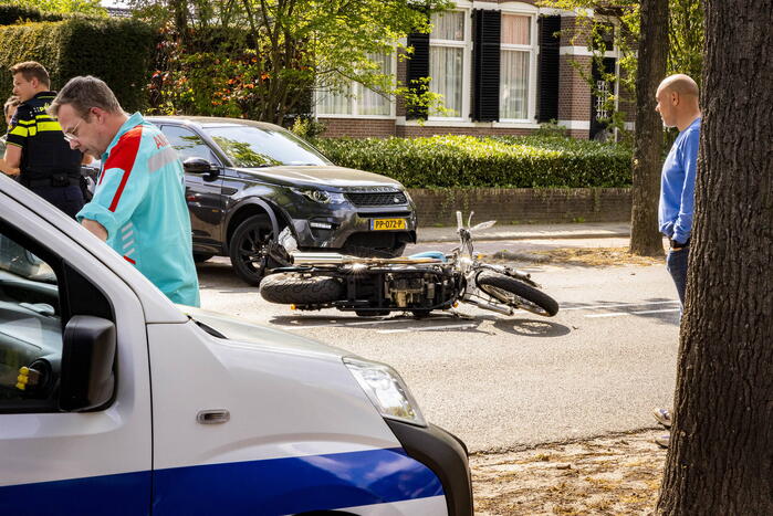Motorrijder gewond bij botsing met auto