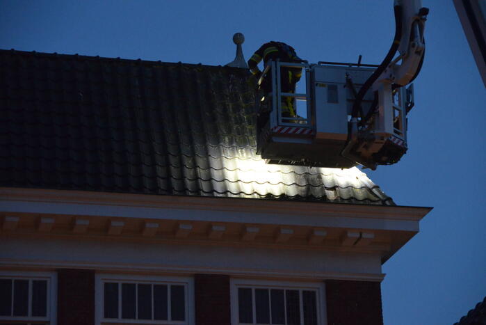 Brandweer ingezet voor losliggende dakpannen