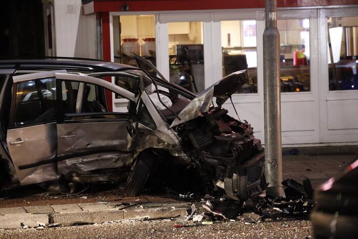 Zwaar gewonde bij frontale crash