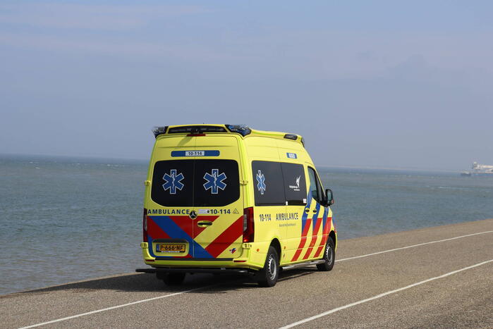 Persoon gewond na te water raken