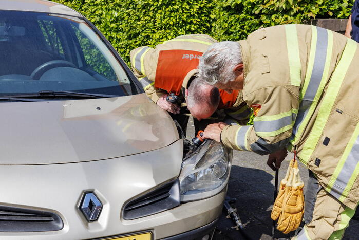 Brand aan voorzijde van personenauto