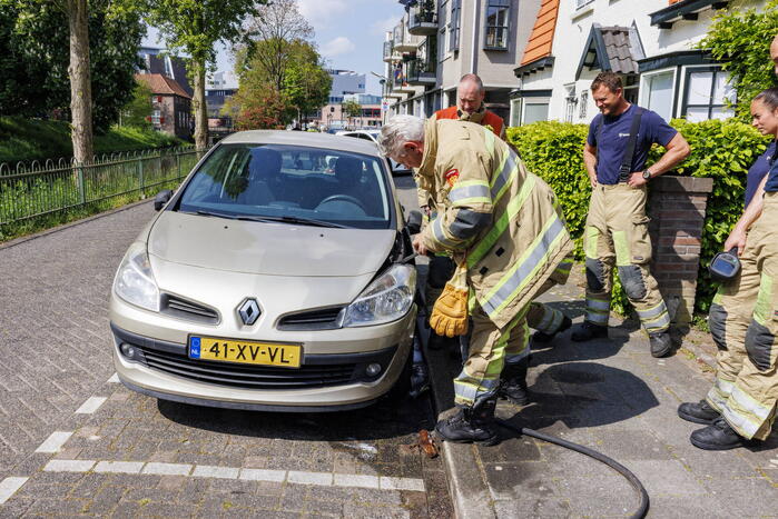 Brand aan voorzijde van personenauto