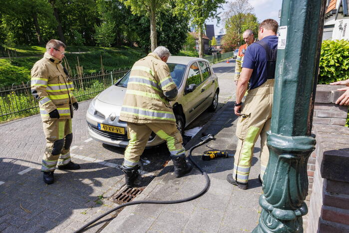 Brand aan voorzijde van personenauto