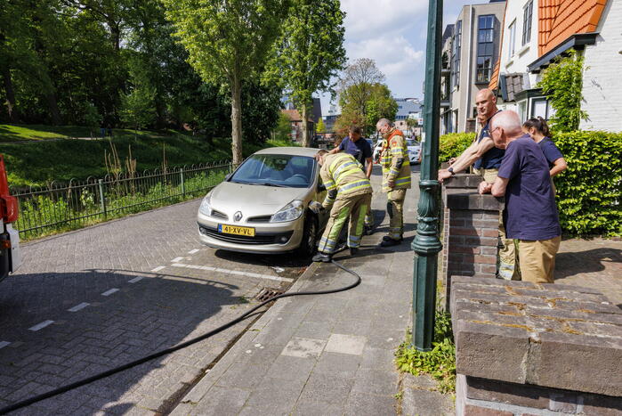 Brand aan voorzijde van personenauto