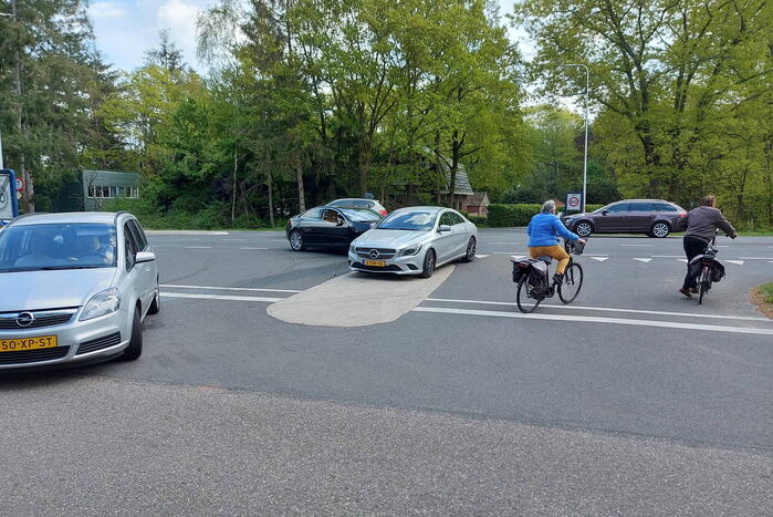 Veel schade na botsing tussen twee auto's