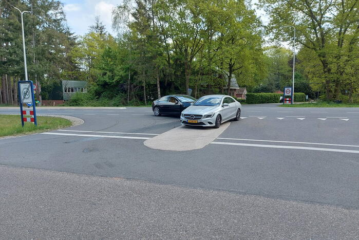 Veel schade na botsing tussen twee auto's
