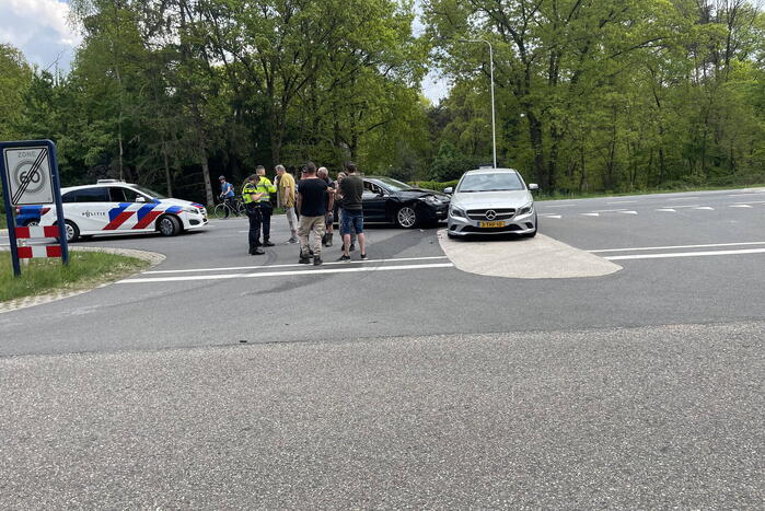 Veel schade na botsing tussen twee auto's