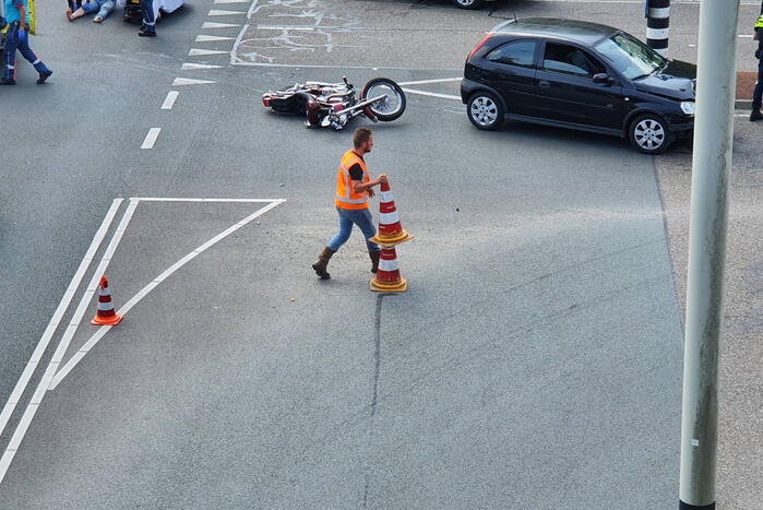 Motor gewond bij botsing met auto