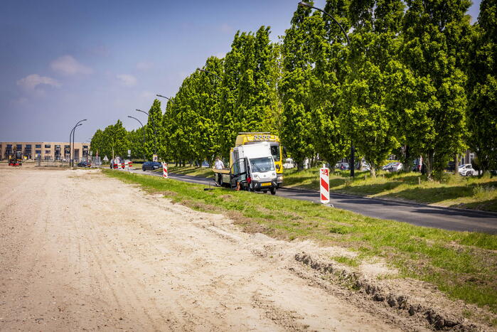 Picnic-bezorgauto strandt in Vathorst na afbreken wiel