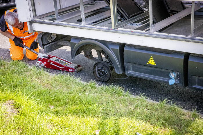 Picnic-bezorgauto strandt in Vathorst na afbreken wiel