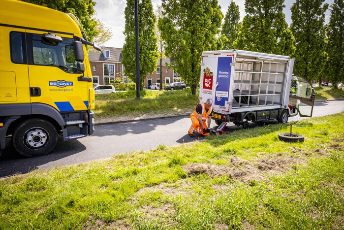 Picnic-bezorgauto strandt in Vathorst na afbreken wiel