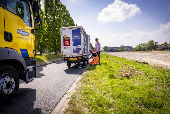 Picnic-bezorgauto strandt in Vathorst na afbreken wiel