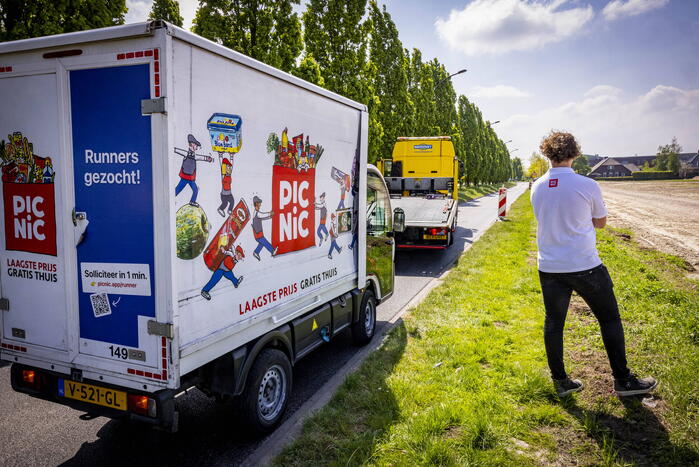 Picnic-bezorgauto strandt in Vathorst na afbreken wiel