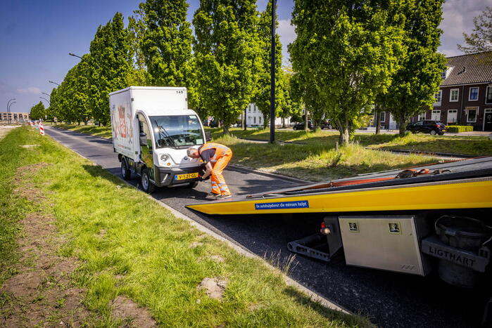 Picnic-bezorgauto strandt in Vathorst na afbreken wiel