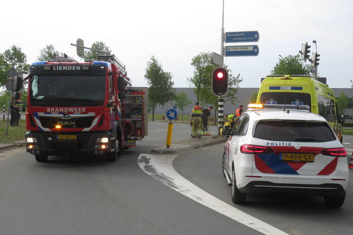 Automobilist botst frontaal tegen verkeerslicht