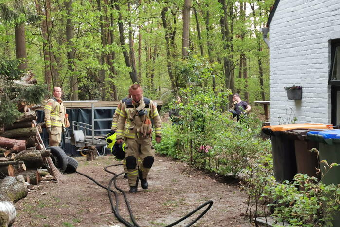 Mountainbiker ontdekken beginnende brand in bos