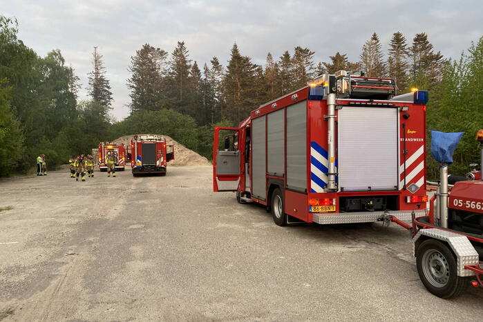 Brandweer blust brand in bosgebied
