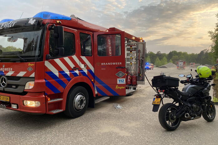 Brandweer blust brand in bosgebied