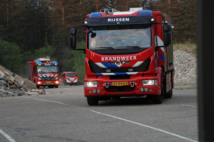 Brandweer blust brand in bosgebied