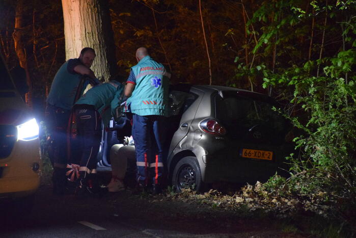 Automobilist rijdt tegen boom