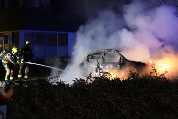 De zoveelste auto gaat in vlammen op