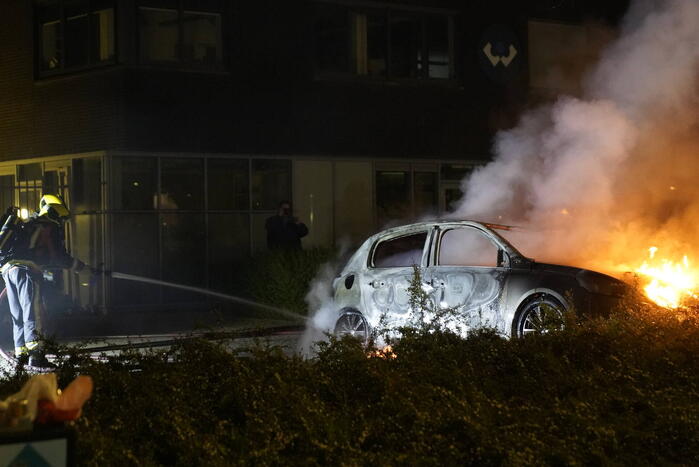De zoveelste auto gaat in vlammen op