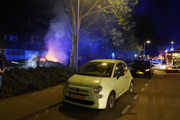 De zoveelste auto gaat in vlammen op