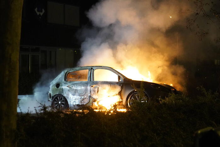 De zoveelste auto gaat in vlammen op