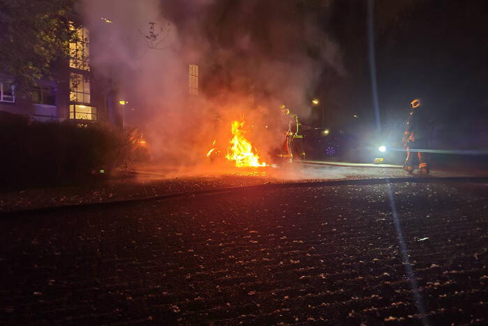 De zoveelste auto gaat in vlammen op