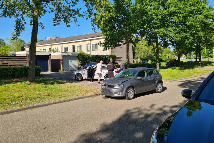 Twee auto's botsen op kruising
