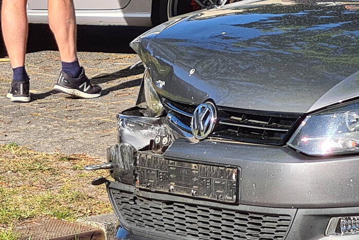 Twee auto's botsen op kruising