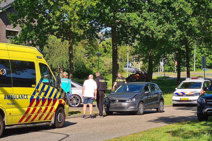 Twee auto's botsen op kruising