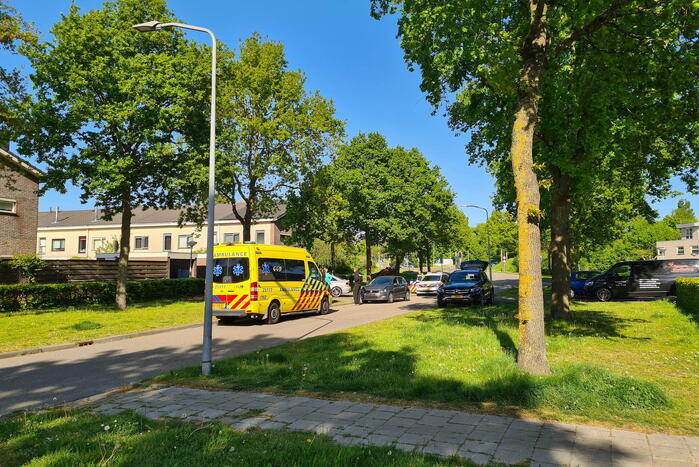 Twee auto's botsen op kruising