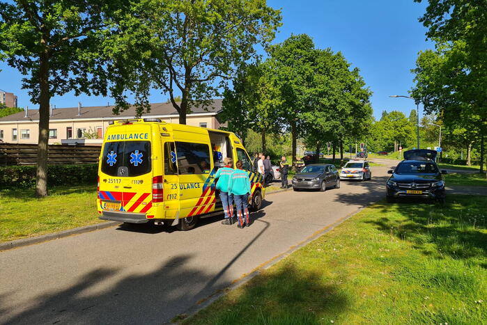 Twee auto's botsen op kruising