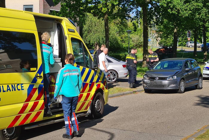 Twee auto's botsen op kruising