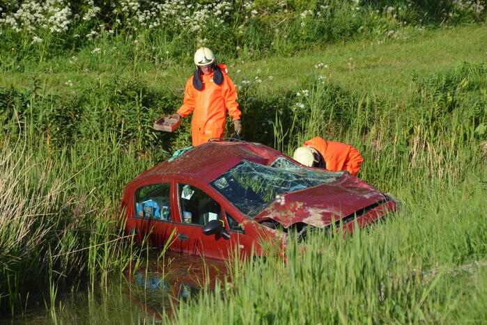 Brandweer haalt slachtoffer uit auto na ongeval