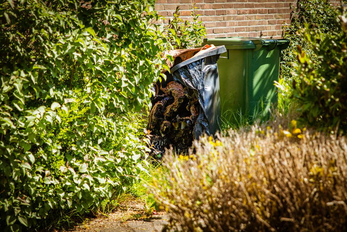 Geparkeerde VW Golf uitgebrand