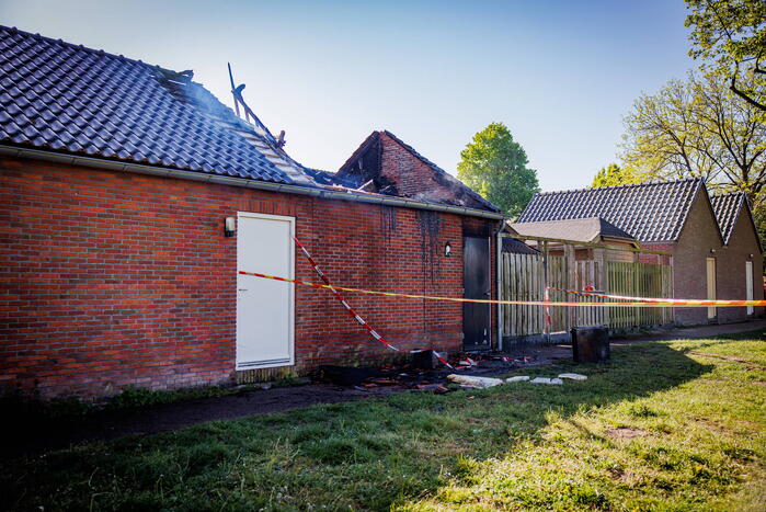 Flinke uitslaande brand in schuur achter woning