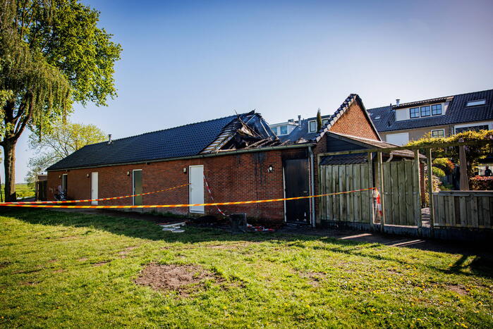 Flinke uitslaande brand in schuur achter woning