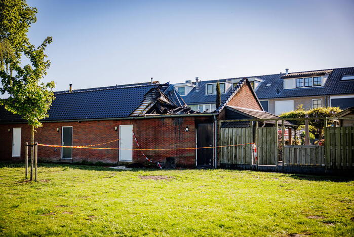Flinke uitslaande brand in schuur achter woning