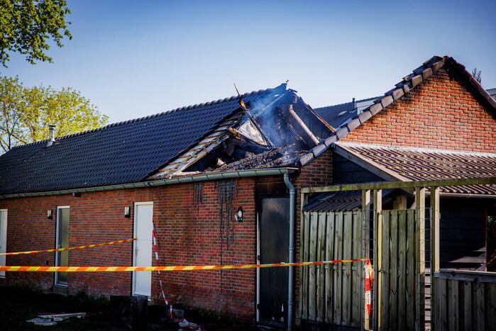 Flinke uitslaande brand in schuur achter woning